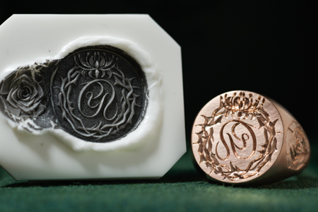 Hand Engraved Circle Signet Ring(K10PG)「Ray(お持ち込みデザイン)+茨冠+彼岸花」+「バラ(側面彫刻)」 Hand Engraved Circle Signet Ring(K10PG)「Ray(お持ち込みデザイン)+茨冠+彼岸花」+「バラ(側面彫刻)」