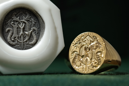 Hand Engraved Oval Signet Ring(K18YG)「YD+扉+光+猫の尻尾+稲妻や割れ目のような模様」 Hand Engraved Oval Signet Ring(K18YG)「YD+扉+光+猫の尻尾+稲妻や割れ目のような模様」