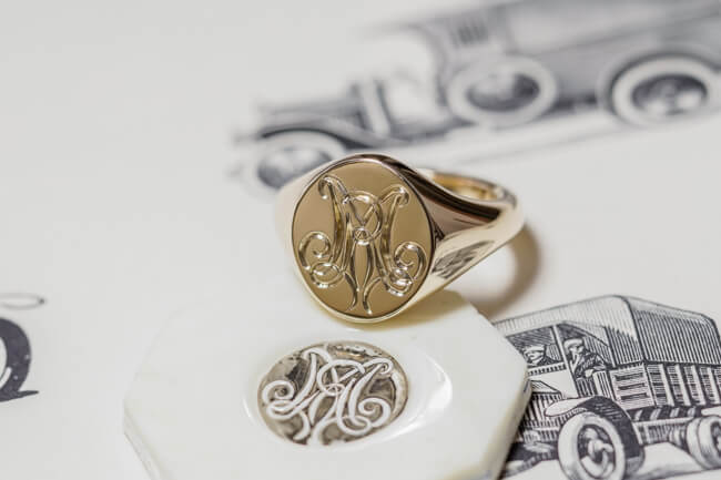 【Semi-custom made】Hand Engraved Oval Signet Ring(9ct Yellow Gold) 「RM」_完成3