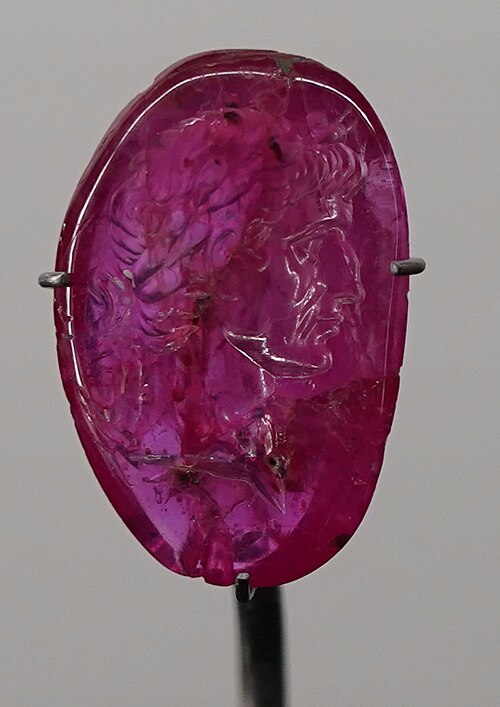 皇帝アウグストゥスの肖像ルビー・インタリオ