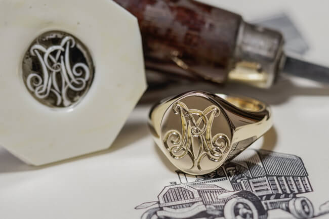【Semi-custom made】Hand Engraved Oval Signet Ring(9ct Yellow Gold) 「RM」_完成1