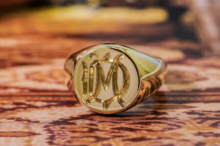 【Bespoke Order】Hand Engraved Circle Signet Ring(18ct Yellow Gold)「MD」 【Bespoke Order】Hand Engraved Circle Signet Ring(18ct Yellow Gold)「MD」
