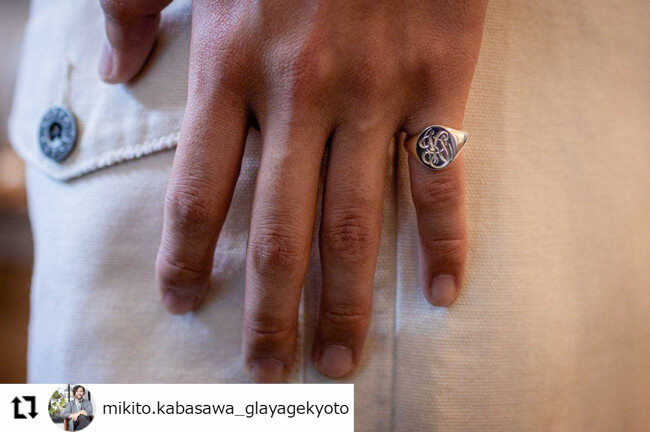 【Semi-custom made】Glayage KYOTO×KUBUS Hand Engraved Oval Signet Ring(Sv925) 「KS」_ご着用写真