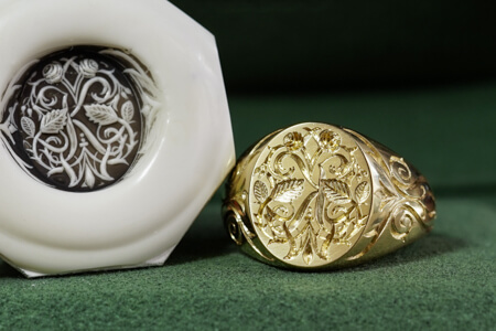 Hand Engraved Oval Signet Ring(K18YG) 「K+蔓薔薇」+「アラベスク模様」 Hand Engraved Oval Signet Ring(K18YG) 「K+蔓薔薇」+「アラベスク模様」