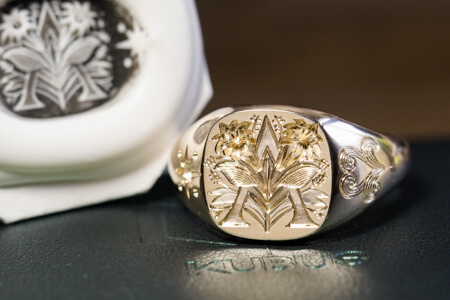 Hand Engraved Mellow Square Signet Ring(K9YG)「A+ハルリンドウ」+「太陽」+「風」 Hand Engraved Mellow Square Signet Ring(K9YG)「A+ハルリンドウ」+「太陽」+「風」