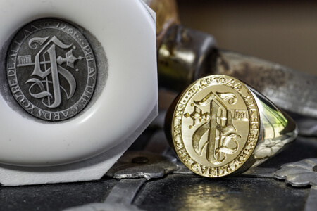 Hand Engraved Oval Signet Ring(K18YG) 「千S」+「鍵(+王冠)」+「モットー」 Hand Engraved Oval Signet Ring(K18YG) 「千S」+「鍵(+王冠)」+「モットー」