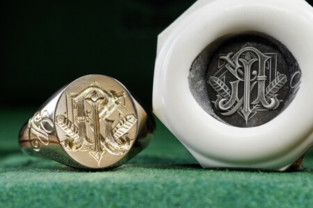Hand Engraved Oval Signet Ring(K10YG)「RK」+「家紋(組み合い角に違い鷹の羽根)」(側面彫刻:「GL」) Hand Engraved Oval Signet Ring(K10YG)「RK」+「家紋(組み合い角に違い鷹の羽根)」(側面彫刻:「GL」)