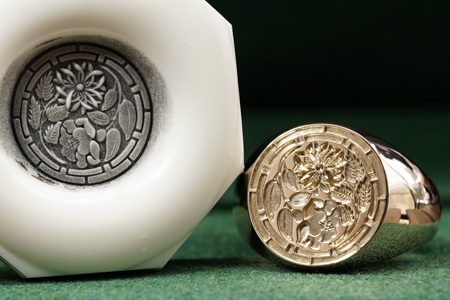 Hand Engraved Circle Signet Ring(K10YG)「菊桃+椿+源氏車輪紋(お持ち込みデザイン)」 Hand Engraved Circle Signet Ring(K10YG)「菊桃+椿+源氏車輪紋(お持ち込みデザイン)」