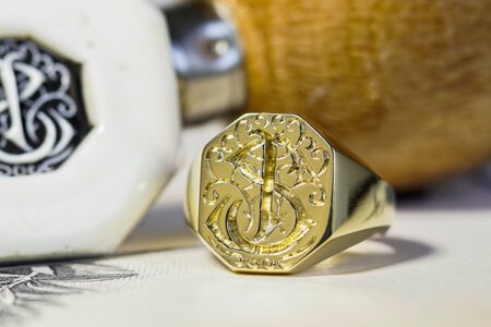 【Semi-custom made】Hand Engraved Octagon Signet Ring(18ct Yellow Gold(K18YG)) 「SJ,模様」 【Semi-custom made】Hand Engraved Octagon Signet Ring(18ct Yellow Gold(K18YG)) 「SJ,模様」