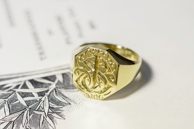 【Semi-custom made】Hand Engraved Octagon Signet Ring(18ct Yellow Gold(K18YG)) 「SJ,模様」_完成4