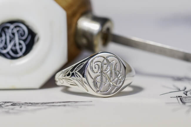 【Bespoke Order】Hand Engraved Mini Oval Signet Ring(Sv925) 「RH,Olive motif」_完成