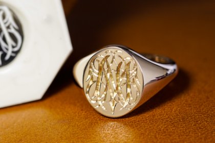 【Semi-custom made】Hand Engraved Oval Signet Ring(9ct Yellow Gold(K9YG)) 「MN」_thumbnail