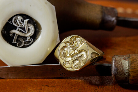 Hand Engraved Oval Signet Ring「K,Snake」(K18YG) Hand Engraved Oval Signet Ring「K,Snake」(K18YG)