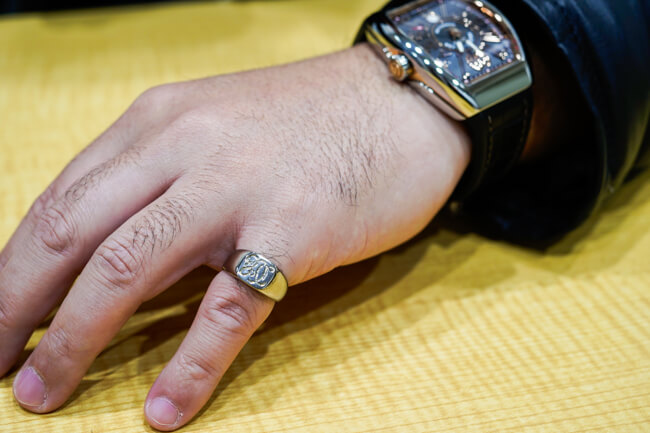 【Bespoke Order】Hand Engraved Square Signet Ring(18ct White Gold)ODE_着用写真