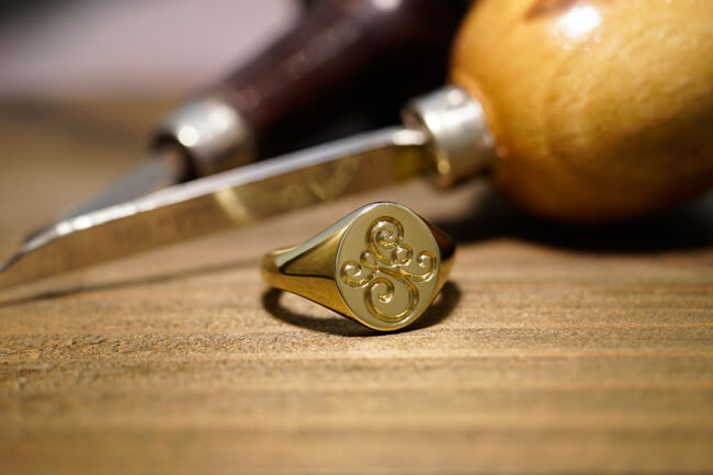 【Semi-custom made】Hand Engraved Oval Signet Ring(Brass) 「SM」_完成5