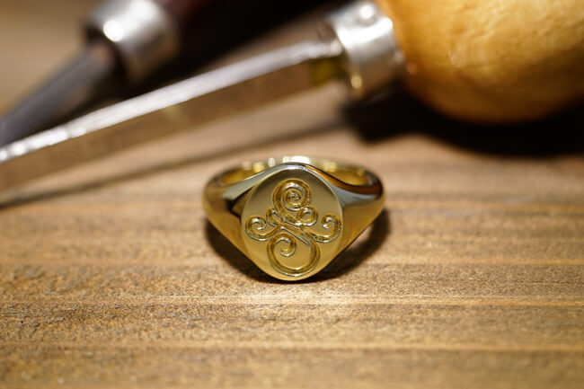 【Semi-custom made】Hand Engraved Oval Signet Ring(Brass) 「SM」_完成4
