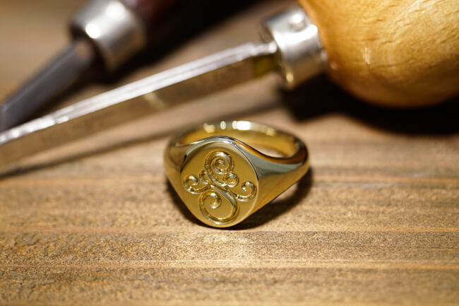 【Semi-custom made】Hand Engraved Oval Signet Ring(Brass) 「SM」_完成3