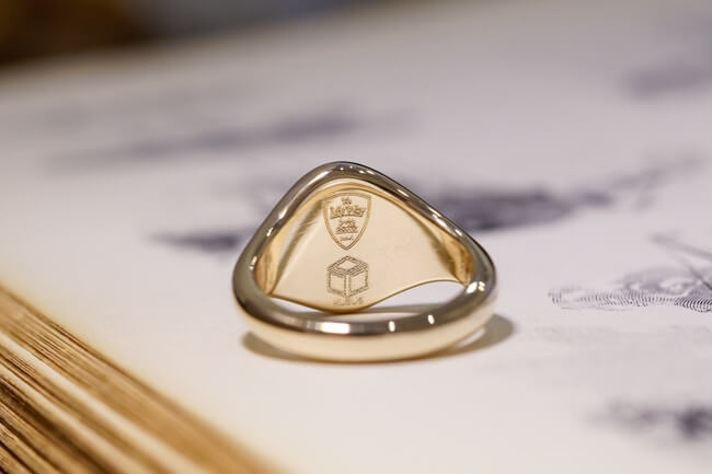 【Semi-custom made】The My Way×KUBUS Hand Engraved Oval Signet Ring(9ct Yellow Gold) RO5_完成4_リング裏面ロゴ刻印