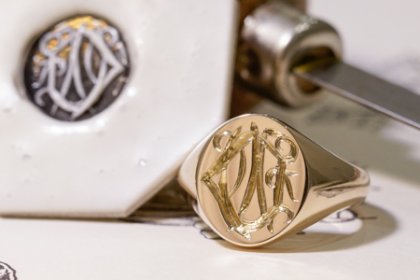 【Semi-custom made】Hand Engraved Oval Signet Ring(9ct Yellow Gold) 「DN」_thumbnail