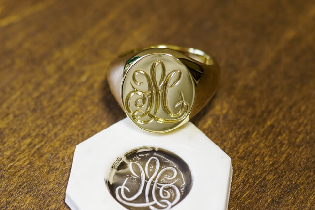 【Bespoke Order】Hand Engraved Big Oval Signet Ring(18ct Yellow Gold)「HL」＿完成4