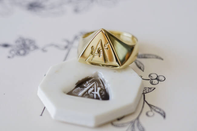 【Bespoke Order】Hand Engraved Triangle Signet Ring(18ct Yellow Gold)「A,桃の花と枝」_完成2_シーリングスタンプと