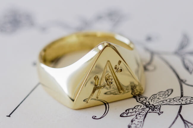 【Bespoke Order】Hand Engraved Triangle Signet Ring(18ct Yellow Gold)「A,桃の花と枝」_完成3_手彫り部分アップ
