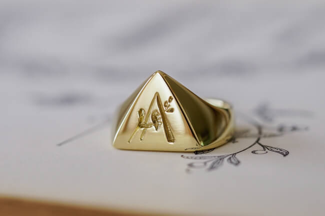 【Bespoke Order】Hand Engraved Triangle Signet Ring(18ct Yellow Gold)「A,桃の花と枝」_完成