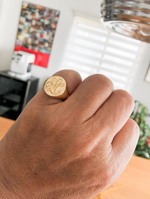 【Bespoke Order】Hand Engraved Big Oval Signet Ring(18ct Yellow Gold)「HL」_ご着用写真