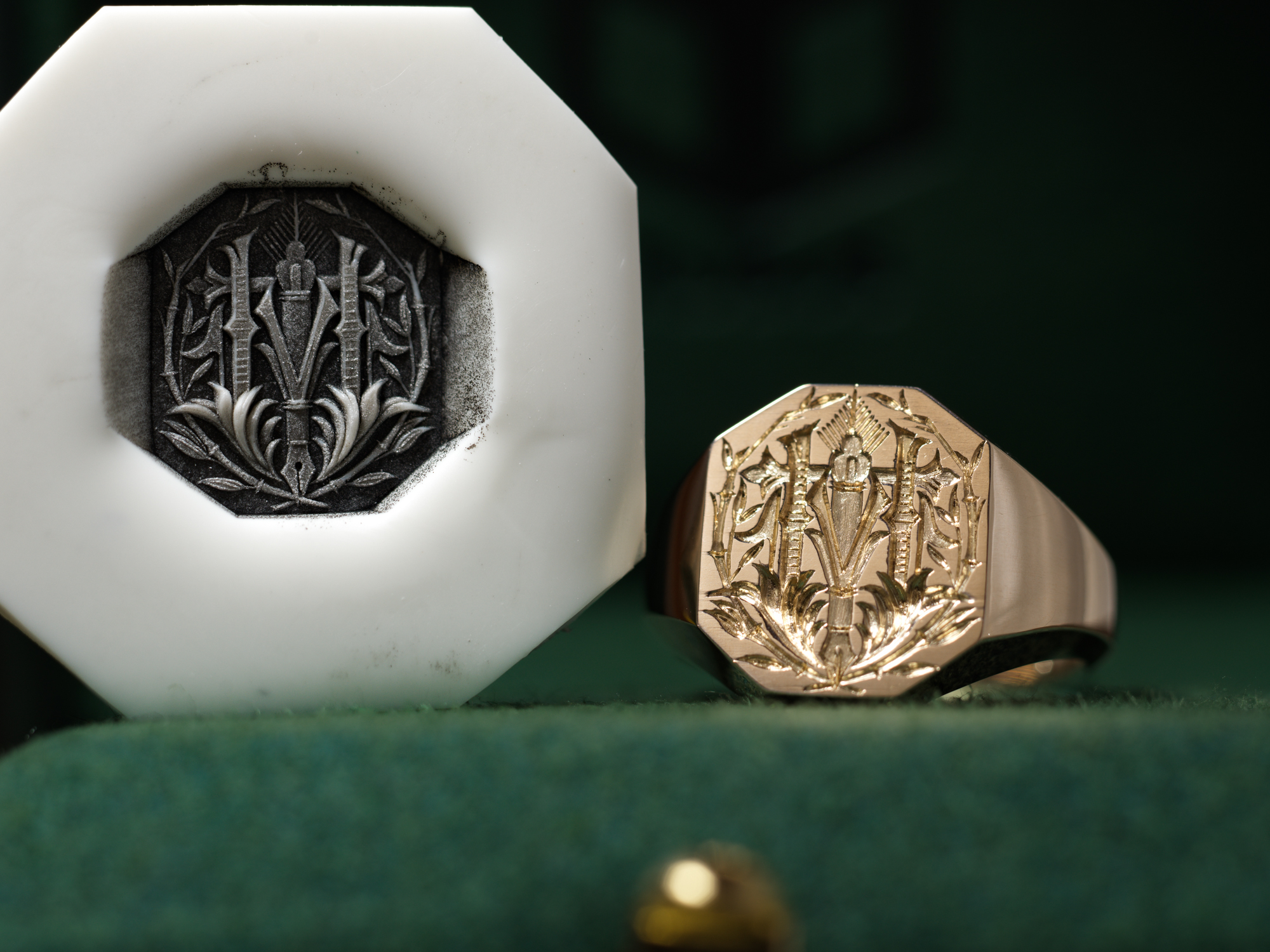 Hand Engraved Octagon Signet Ring(K9YG)「林(漢字)+万年筆+竹+松」 Hand Engraved Octagon Signet Ring(K9YG)「林(漢字)+万年筆+竹+松」