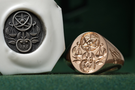Hand Engraved Oval Signet Ring(K18PG) 「天球儀+天秤+リンゴ」+「JY(側面彫刻)」 Hand Engraved Oval Signet Ring(K18PG) 「天球儀+天秤+リンゴ」+「JY(側面彫刻)」