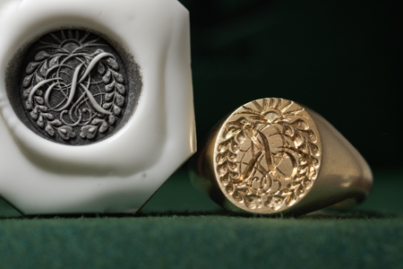 Hand Engraved Oval Signet Ring(K14YG) 「K+家紋(西六条家藤)+太陽」+「Strentle(裏面彫刻)」 Hand Engraved Oval Signet Ring(K14YG) 「K+家紋(西六条家藤)+太陽」+「Strentle(裏面彫刻)」