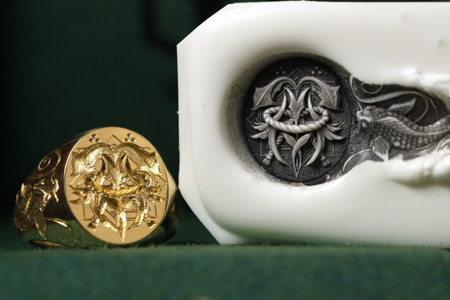Hand Engraved Oval Signet Ring(K18YG)「MT(アヤメ)+家紋(組み合い角に三つ星)+綱(結び)」+「Y+登り鯉(側面彫刻)」 Hand Engraved Oval Signet Ring(K18YG)「MT(アヤメ)+家紋(組み合い角に三つ星)+綱(結び)」+「Y+登り鯉(側面彫刻)」