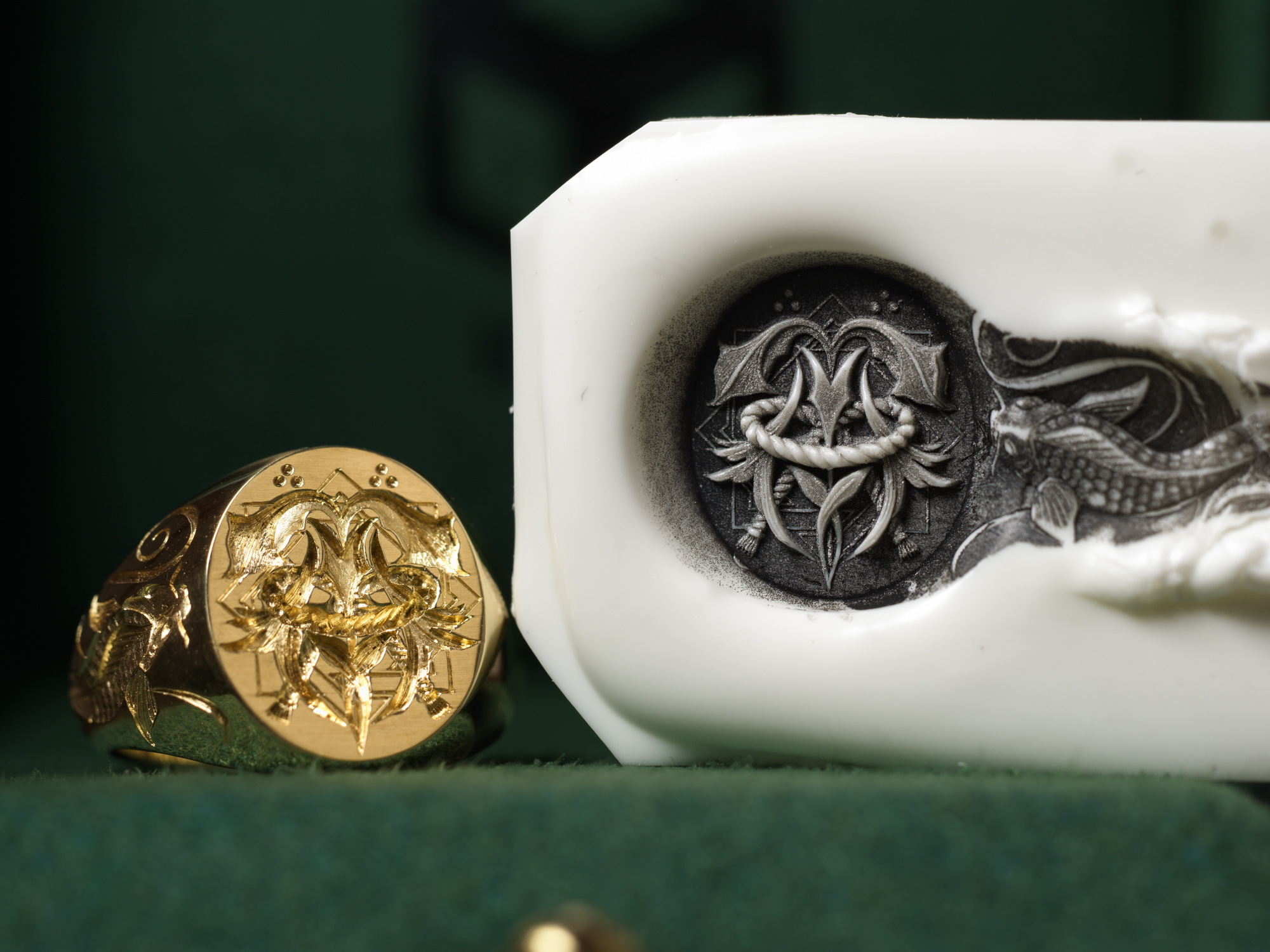 Hand Engraved Oval Signet Ring(K18YG)「MT(アヤメ)+家紋(組み合い角に三つ星)+綱(結び)」+「Y+登り鯉(側面彫刻)」 Hand Engraved Oval Signet Ring(K18YG)「MT(アヤメ)+家紋(組み合い角に三つ星)+綱(結び)」+「Y+登り鯉(側面彫刻)」