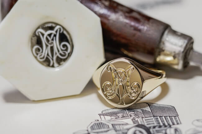 【Semi-custom made】Hand Engraved Oval Signet Ring(9ct Yellow Gold) 「RM」_完成2