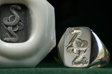 Hand Engraved Mellow Rectangle Signet Ring(Sv925) 「蛇十字の紋章」 Hand Engraved Mellow Rectangle Signet Ring(Sv925) 「蛇十字の紋章」