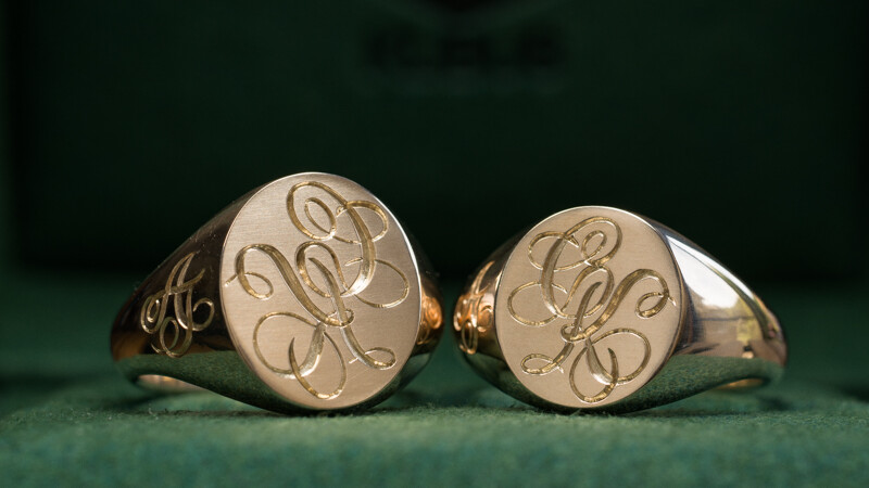 左右共に「CK」※向かって左側は反転彫り(+側面彫刻「AT」) 筆記体をもとにした流れるようなデザイン(アルファベット2文字)