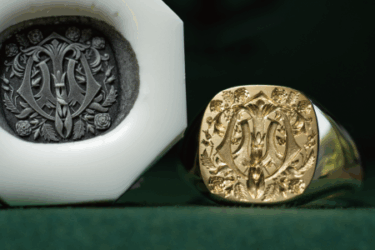 Hand Engraved Mellow Square Signet Ring(K18YG)「ATO+バラ(アラベスク模様)」 Hand Engraved Mellow Square Signet Ring(K18YG)「ATO+バラ(アラベスク模様)」