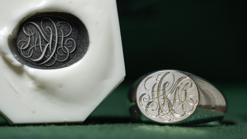 「HKM」 筆記体をもとにした流れるようなデザイン(アルファベット3文字)