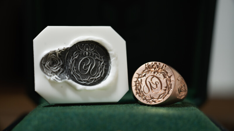 Hand Engraved Circle Signet Ring(K10PG)「Ray（お持ち込みデザイン）＋茨冠＋彼岸花」＋「バラ（側面彫刻）」