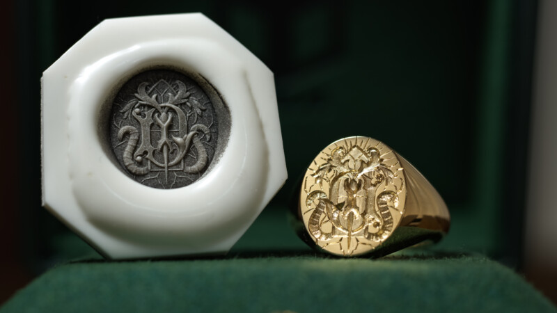 Hand Engraved Oval Signet Ring(K18YG)「YD＋扉＋光＋猫の尻尾＋稲妻や割れ目のような模様」
