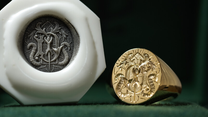 「YD+扉+光+猫の尻尾+稲妻や割れ目のような模様」※反転彫り 紋章のようなデザイン+模様やモチーフ