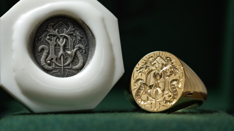 Hand Engraved Oval Signet Ring(K18YG)「YD＋扉＋光＋猫の尻尾＋稲妻や割れ目のような模様」_2