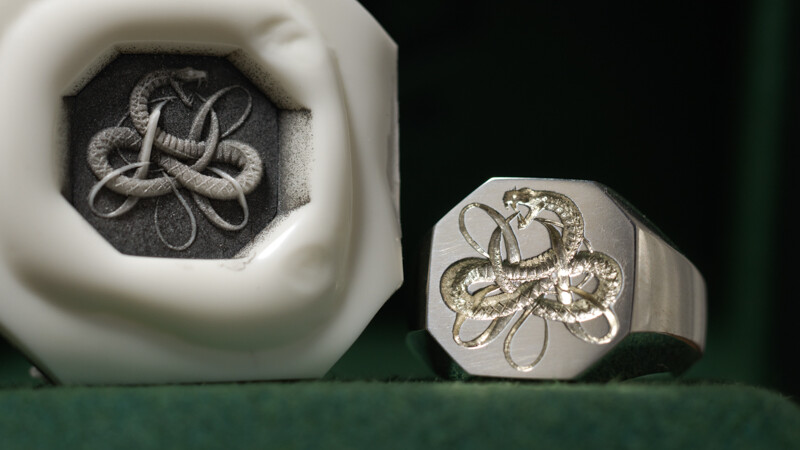 「H+蛇(ウロボロス)」※反転彫り 筆記体をもとにした流れるようなデザインのアルファベット+模様やモチーフ