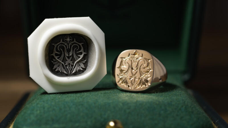 Hand Engraved Cushion Signet Ring(K10YG)「M＋茨＋目（羅針盤、舵）」_2