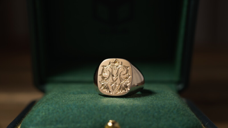 Hand Engraved Cushion Signet Ring(K10YG)「M＋茨＋目（羅針盤、舵）」_4