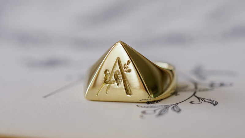 【Bespoke Order】Hand Engraved Triangle Signet Ring(18ct Yellow Gold)「A,桃の花と枝」 【Bespoke Order】Hand Engraved Triangle Signet Ring(18ct Yellow Gold)「A,桃の花と枝」