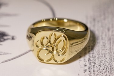 【Bespoke Order】Hand Engraved Mellow Square Signet Ring(18ct Yellow Gold) 「SO」 【Bespoke Order】Hand Engraved Mellow Square Signet Ring(18ct Yellow Gold) 「SO」