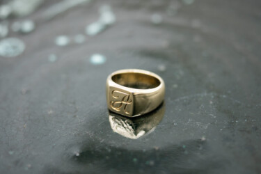【Bespoke Order】鍛造 unMe-sU engraved Signet ring(Brass) 【Bespoke Order】鍛造 unMe-sU engraved Signet ring(Brass)