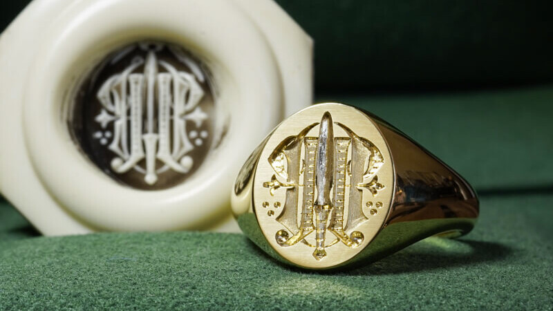 「HT+天叢雲剣」 紋章のようなデザイン+模様やモチーフ