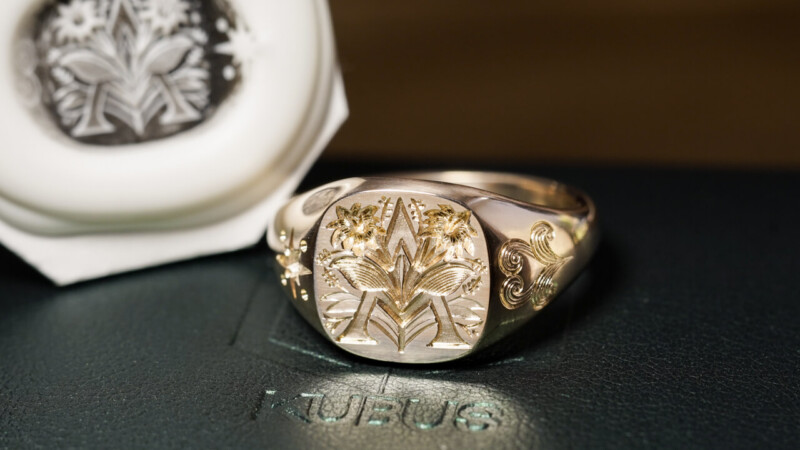 Hand Engraved Mellow Square Signet Ring(K9YG)「A+ハルリンドウ」+「太陽」+「風」_2 Hand Engraved Mellow Square Signet Ring(K9YG)「A+ハルリンドウ」+「太陽」+「風」_2
